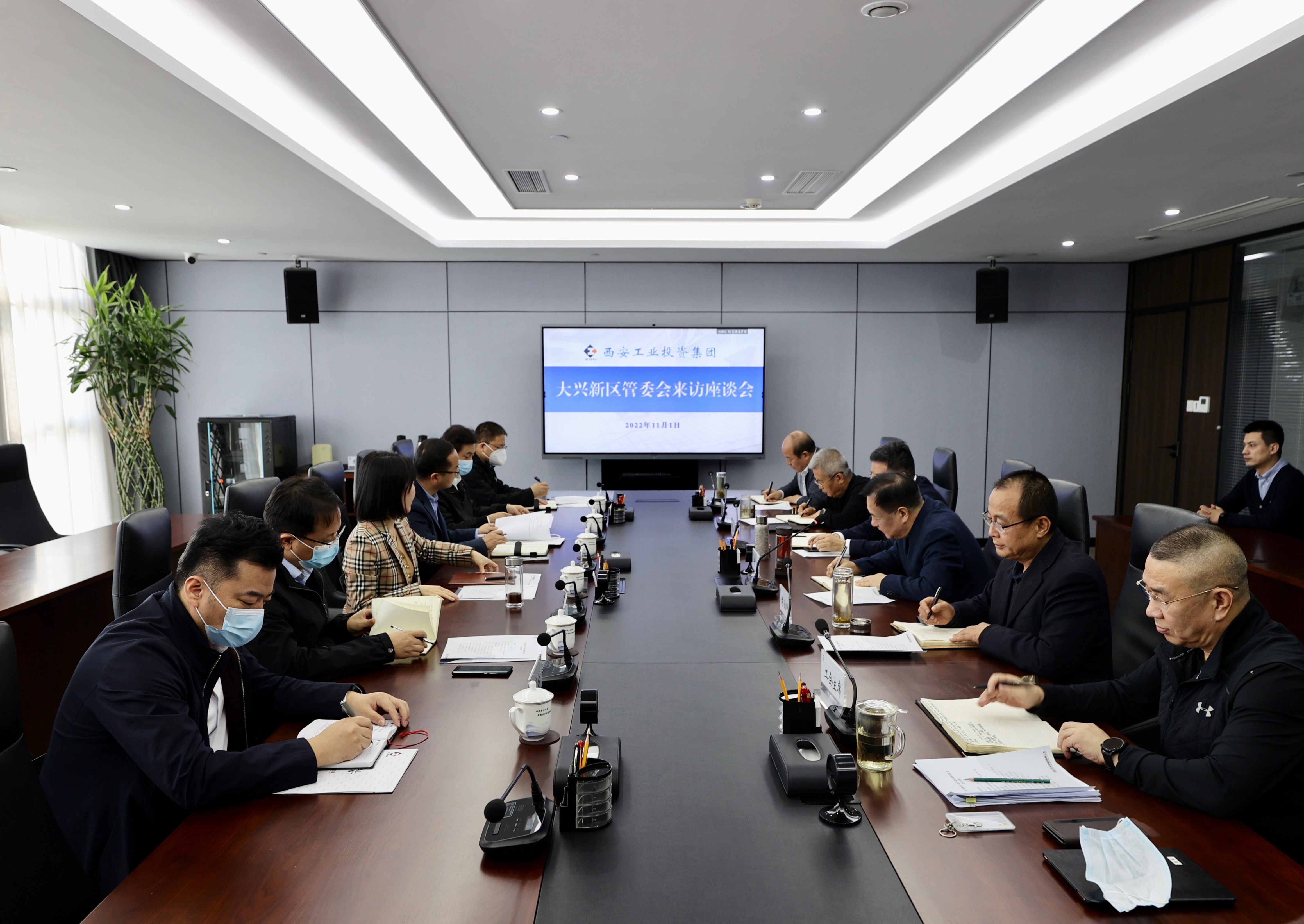 莲湖区委常委武蓉一行到凯时尊龙人生就是博集团举行事情交流