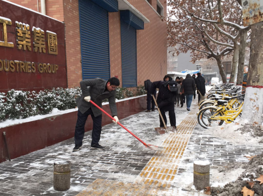 雪一直下，，，，我们一直在：凯时尊龙人生就是博集团除雪掠影